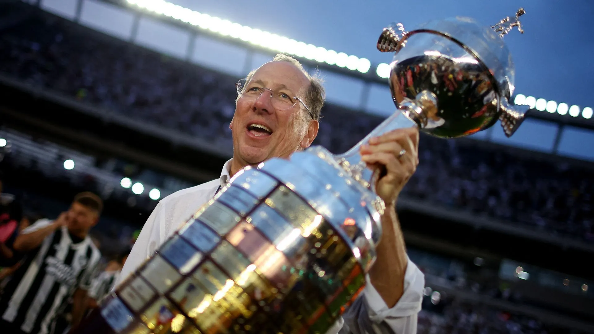 John Textor và các vấn đề pháp lý khiến các CLB Championship cần thận trọng trong đàm phán