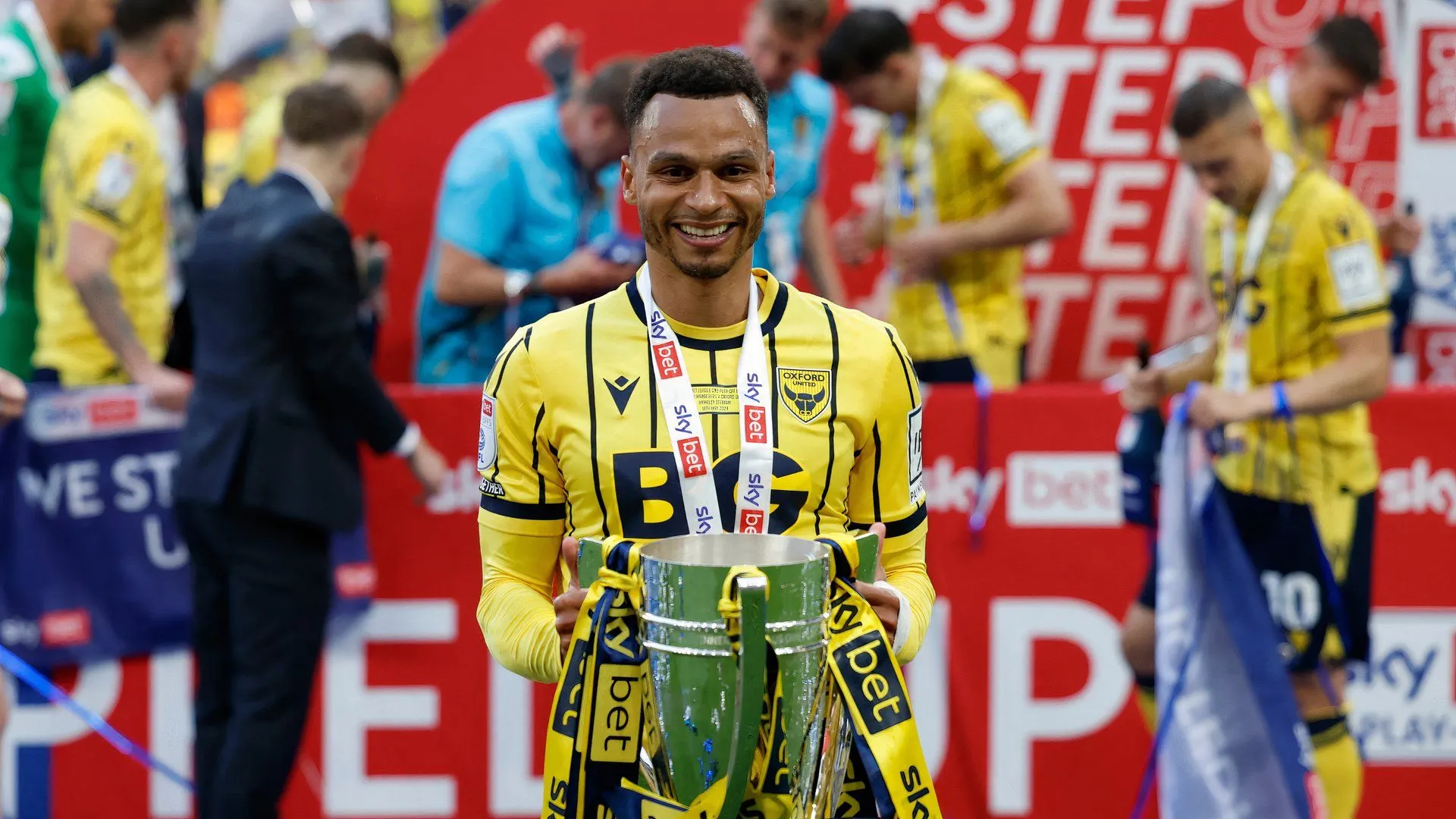 Josh Murphy trong màu áo Oxford United ăn mừng bàn thắng quyết định ở play-off