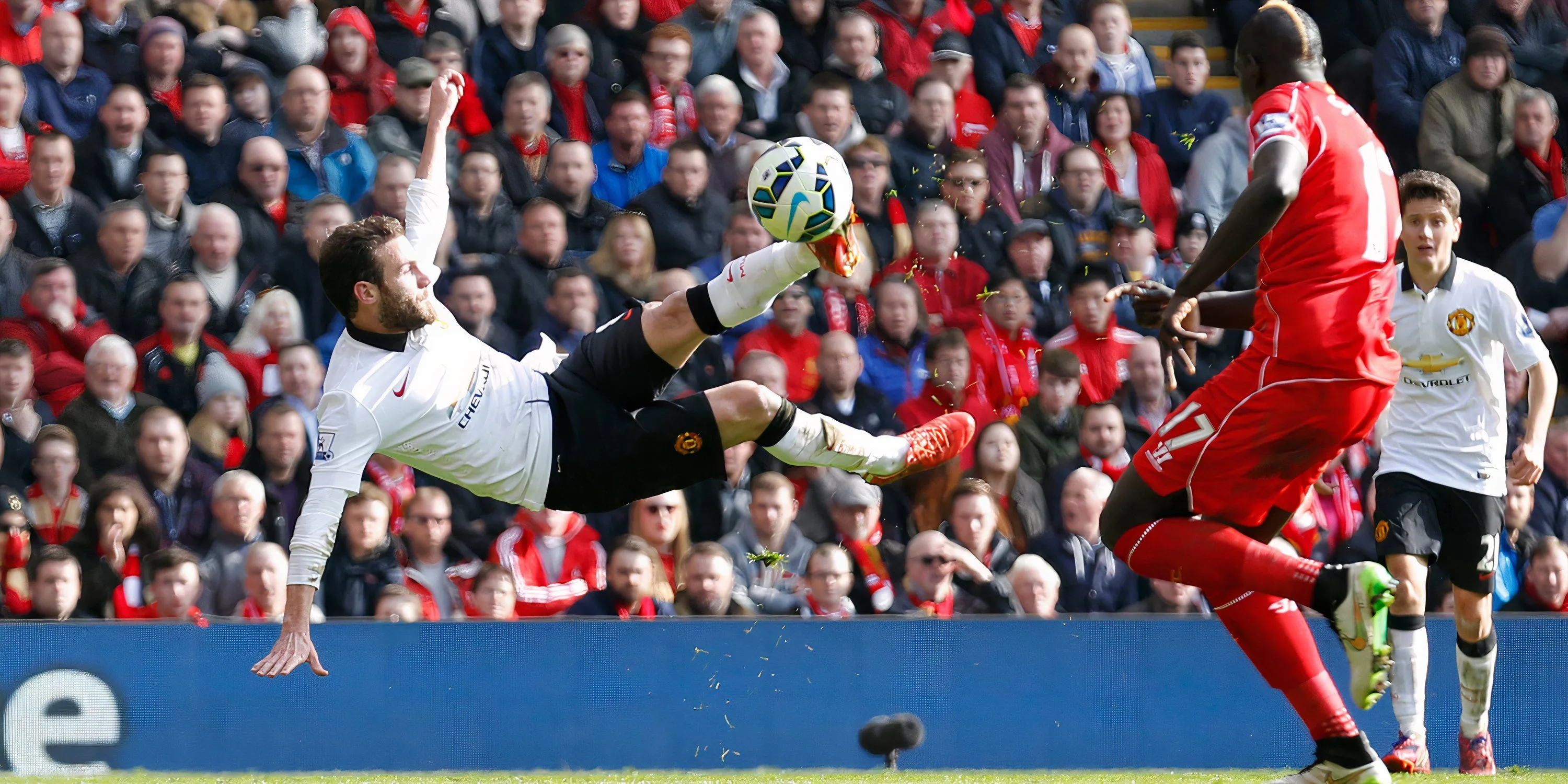 Juan Mata ghi bàn tại Anfield