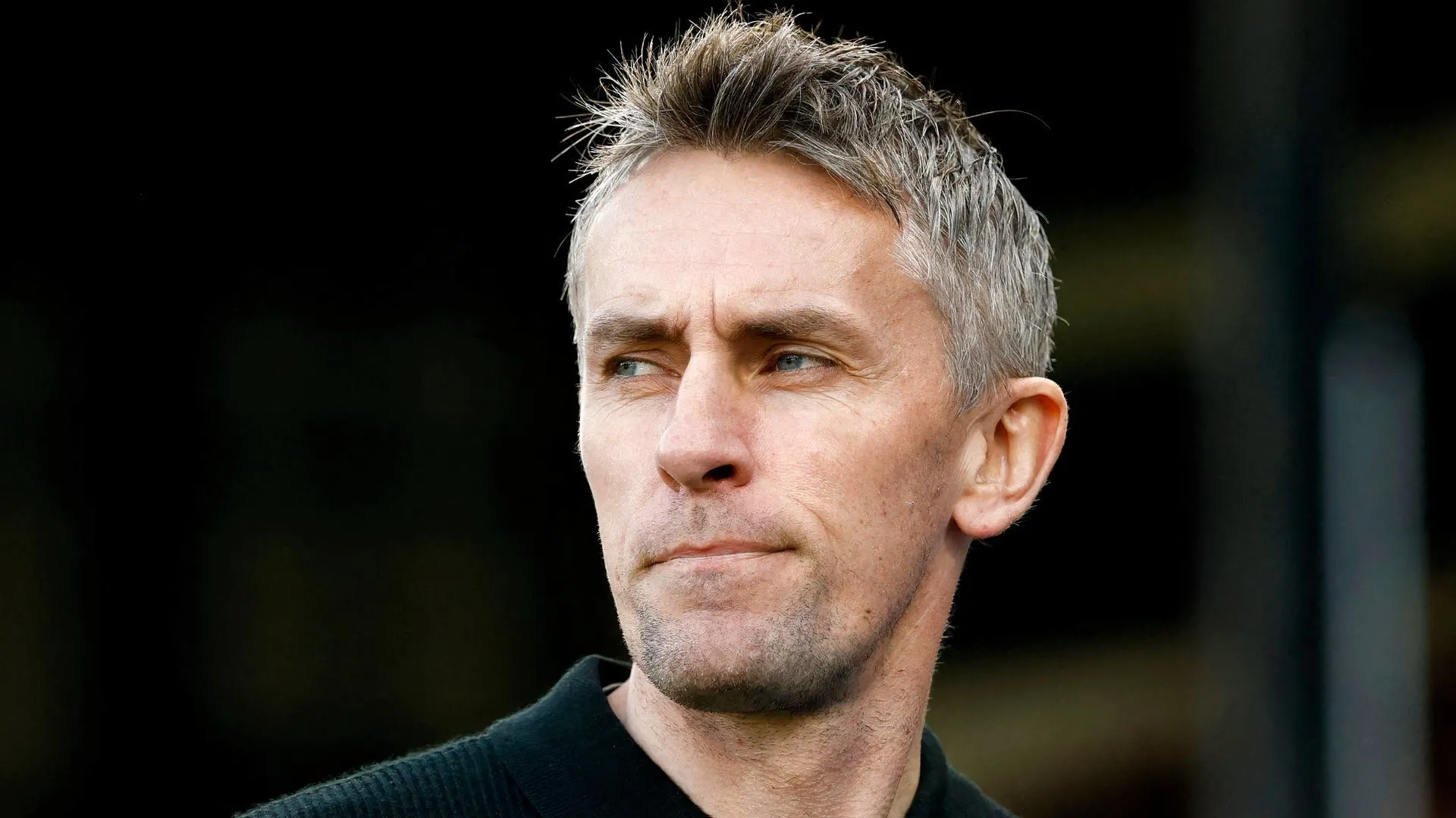 Kieran McKenna chỉ đạo ở đường biên