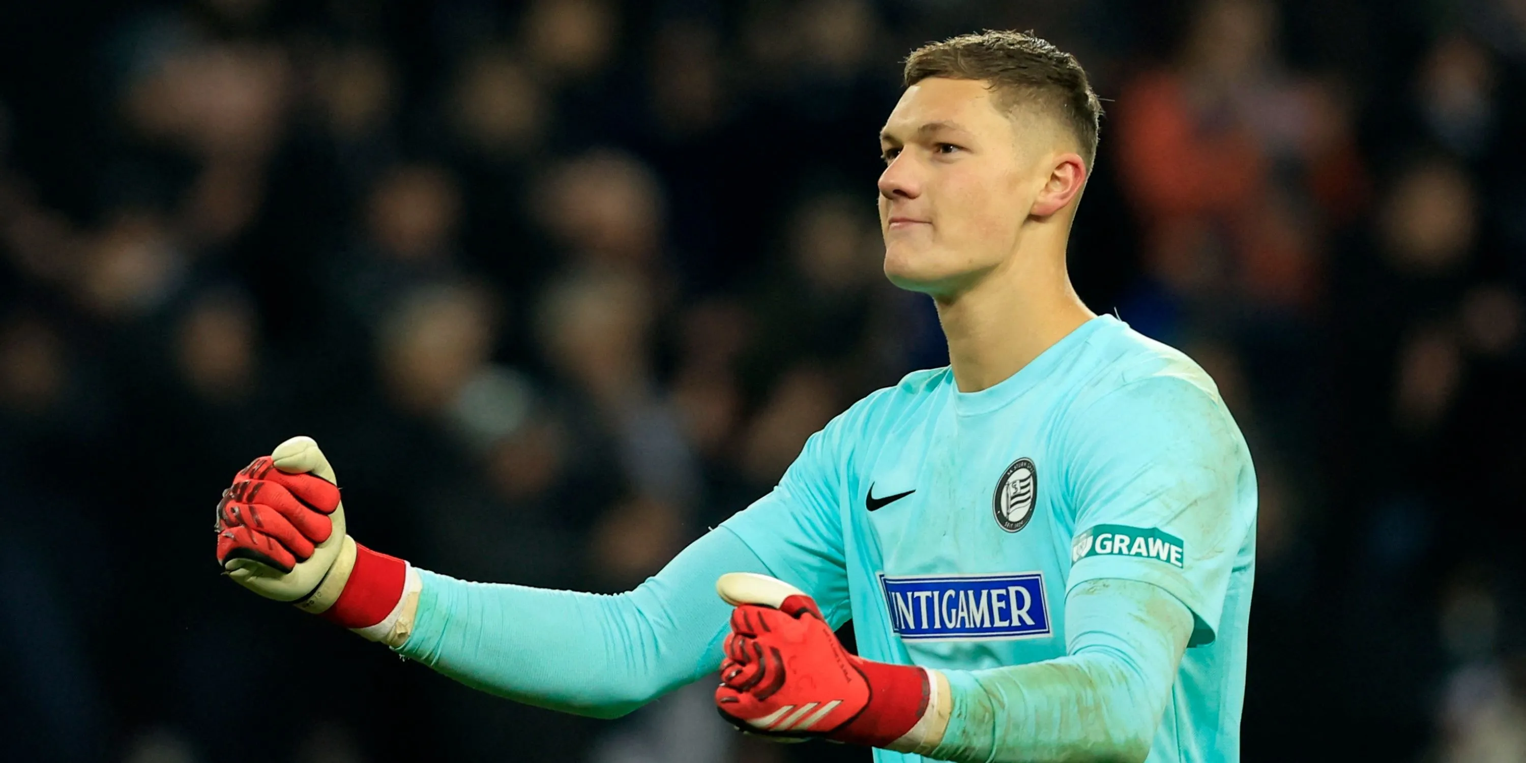 Kjell Scherpen, thủ môn cao 2.06 m, kinh nghiệm thi đấu ở châu Âu giúp anh thành công hơn nhiều đồng nghiệp cùng chiều cao