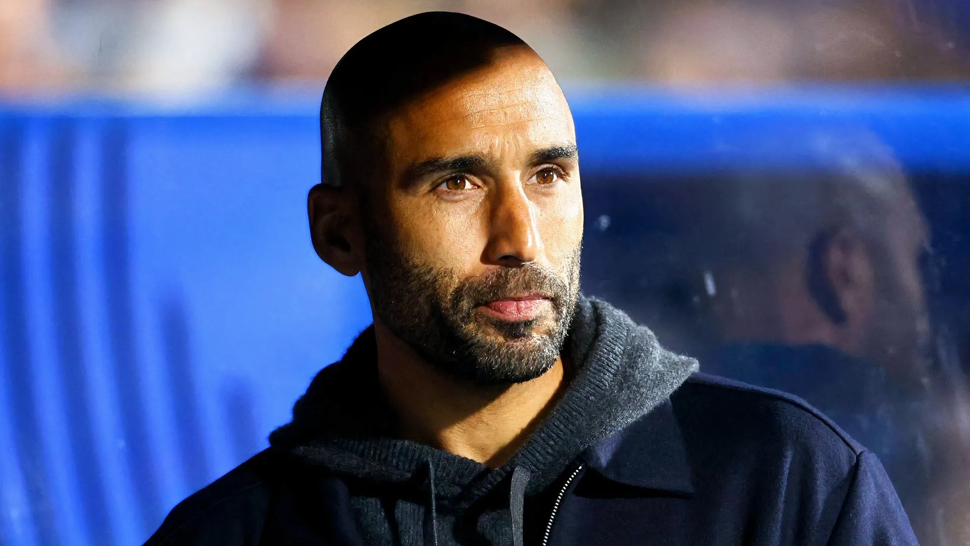 Lee Grant trên đường biên trong màu áo Huddersfield Town, chịu áp lực sau chuỗi trận kém