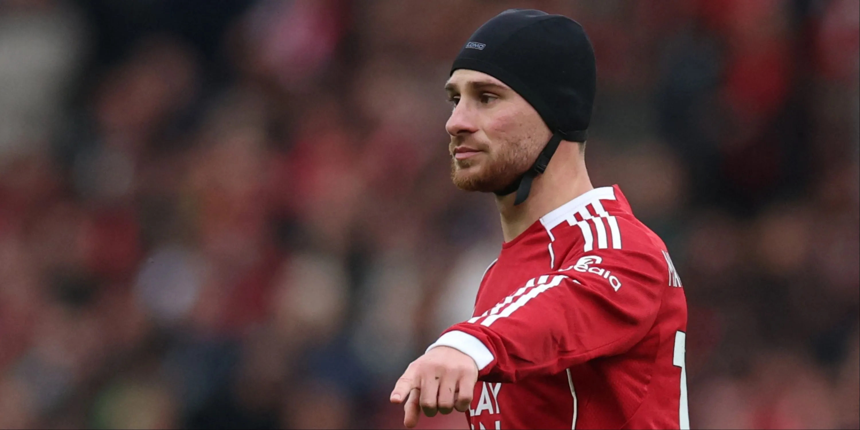 Mac Allister trong trận đấu cùng Liverpool, minh hoạ vai trò tiền vệ trung tâm