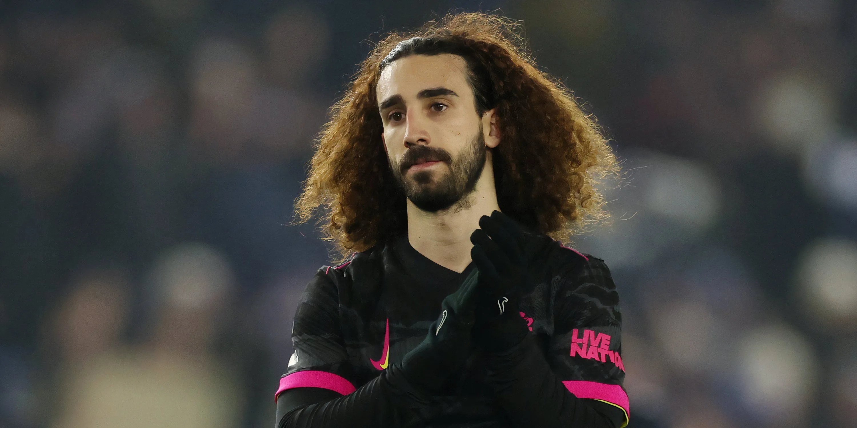 Marc Cucurella phòng ngự và tham gia tấn công cho Chelsea