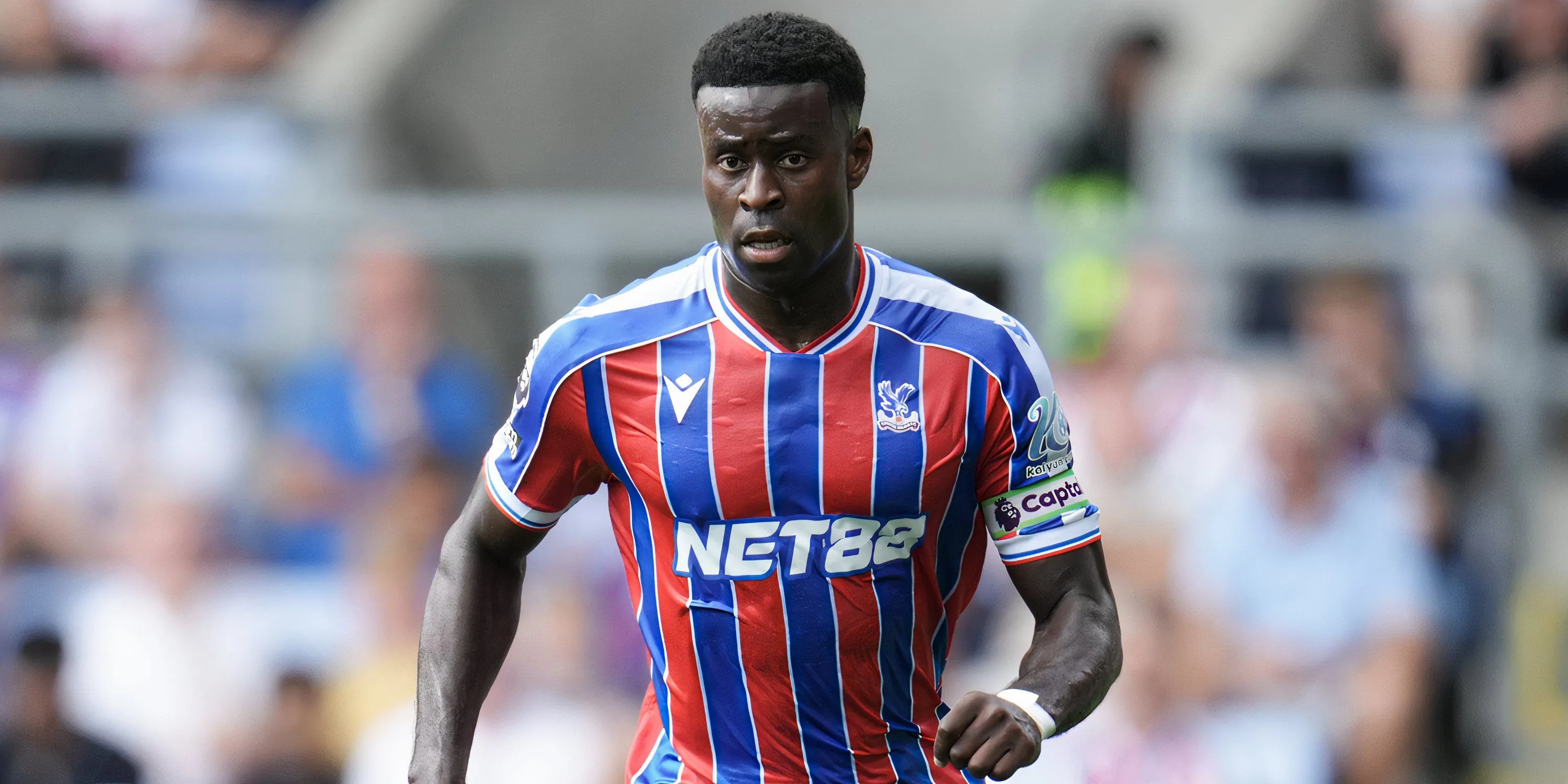 Marc Guehi tranh chấp bóng trong màu áo Crystal Palace, hiệp đấu gặp Bournemouth