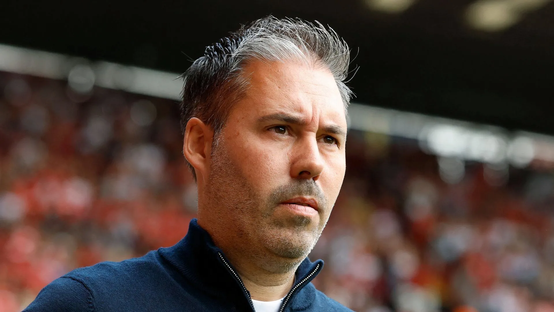 Marti Cifuentes chỉ đạo trong buổi tập, biểu hiện quản lý nhân sự hạn chế