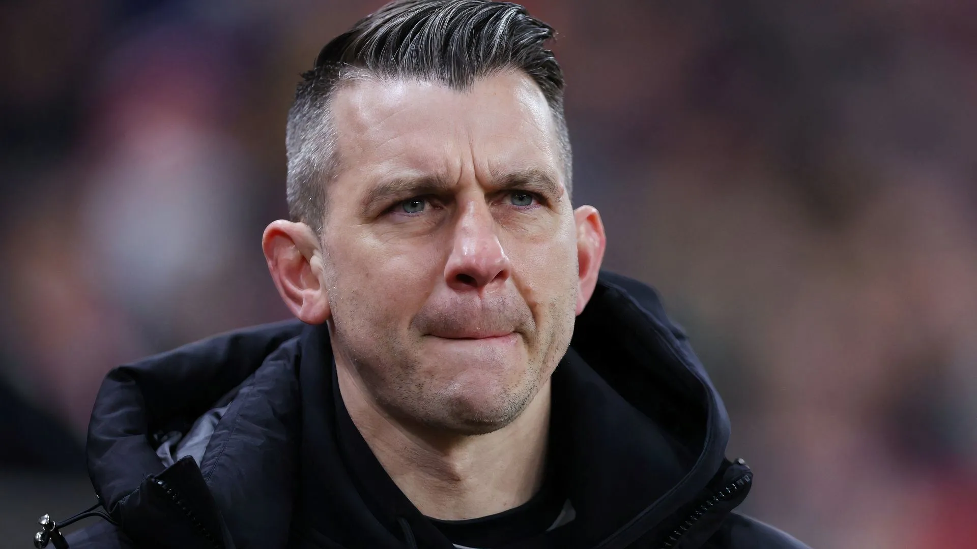 Matt Bloomfield cùng ban huấn luyện trên sân