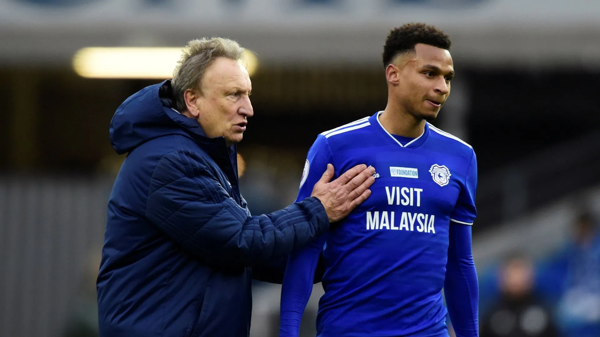Neil Warnock và Josh Murphy trong buổi tập của Cardiff