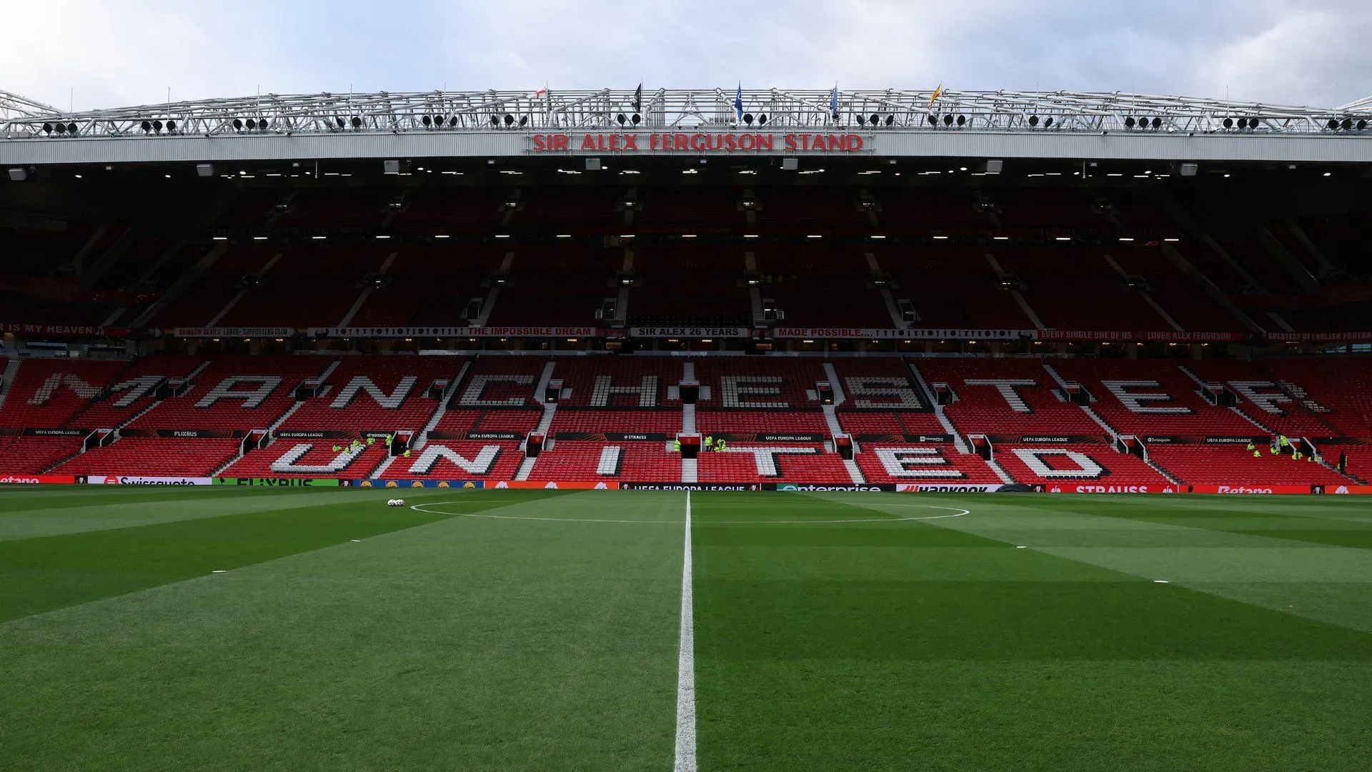 Old Trafford - sân bóng của Manchester United, điểm đến tiềm năng cho George Shepherd