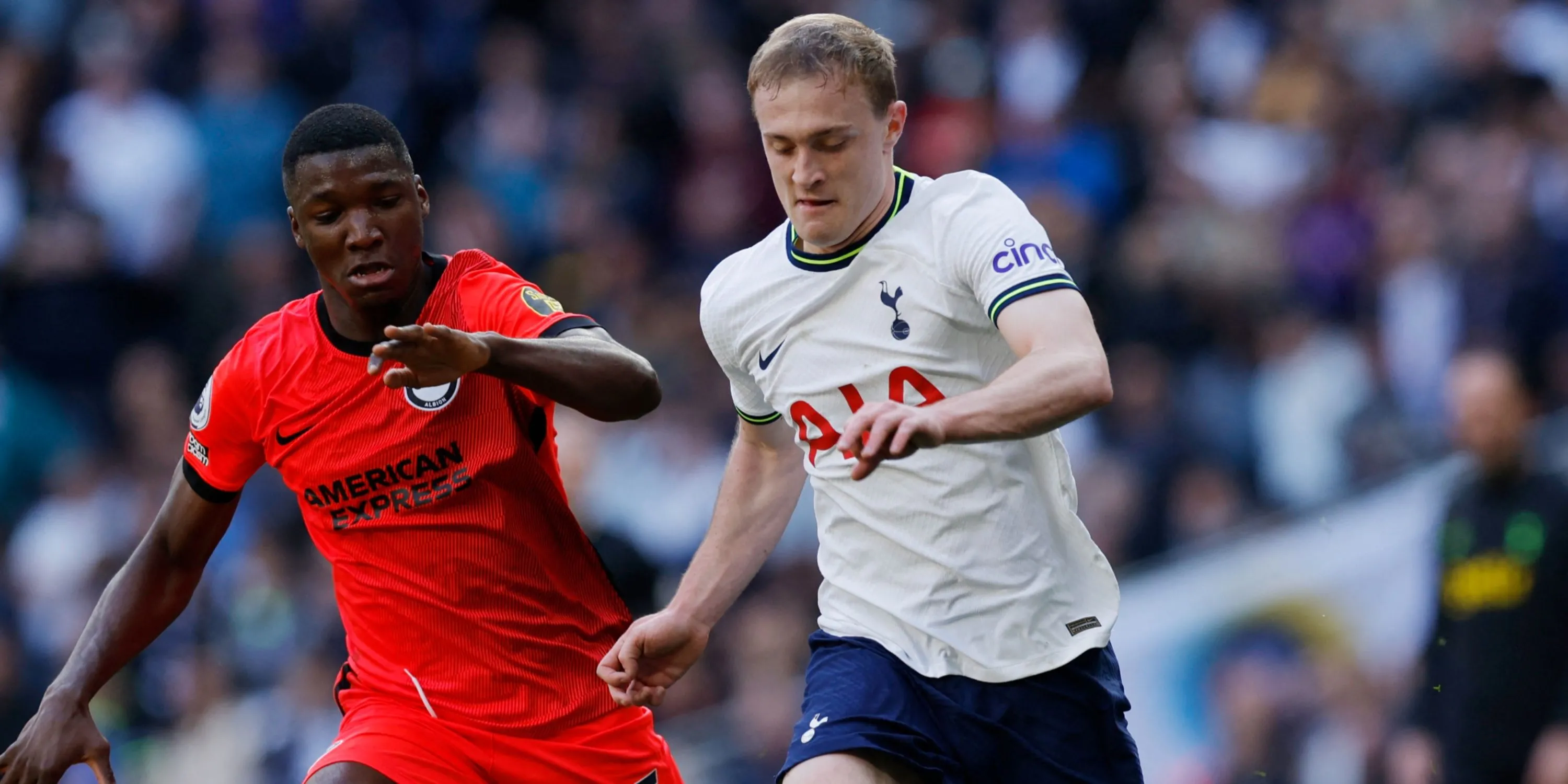 Oliver Skipp trong màu áo Tottenham, biểu tượng cho vấn đề kiểm soát bóng ở tuyến giữa