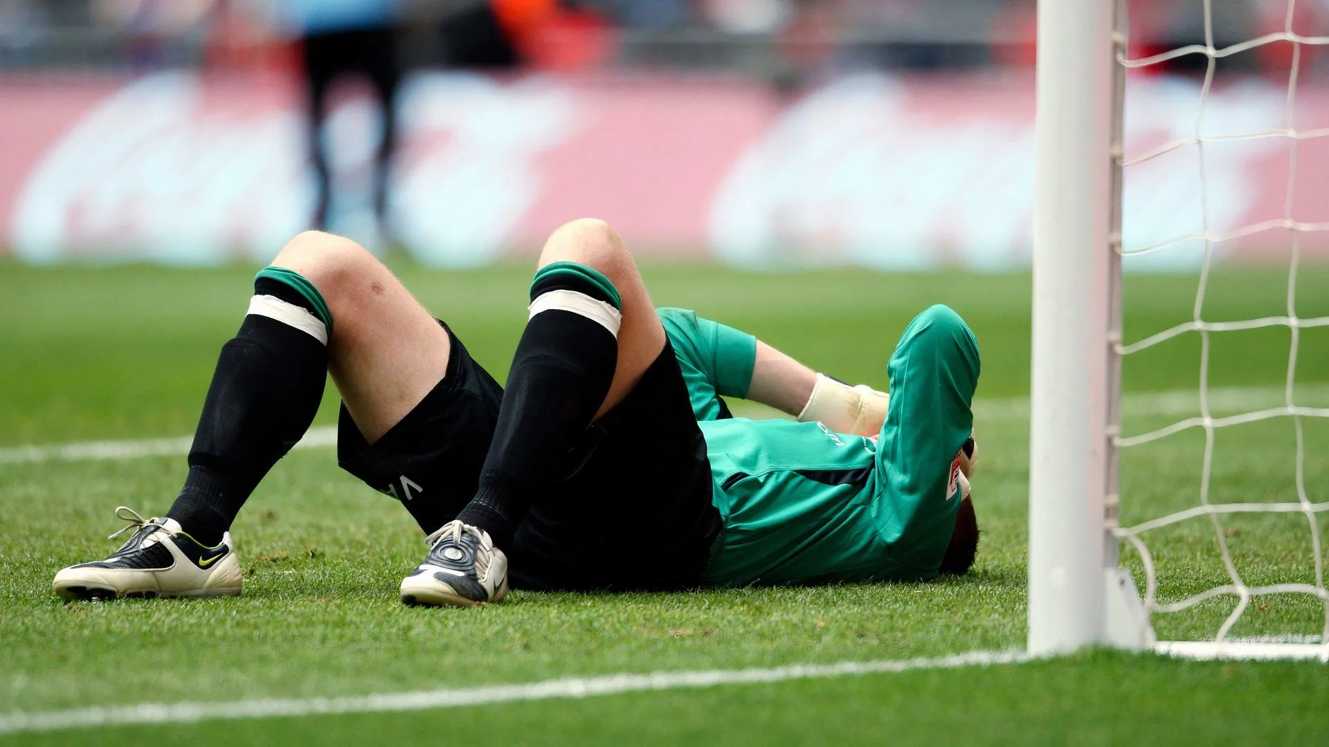Paddy Kenny sau cú knockdown cần trợ giúp oxy, hình ảnh phản ánh rủi ro y tế trong trận giao hữu quyền Anh giữa các cựu cầu thủ bóng đá