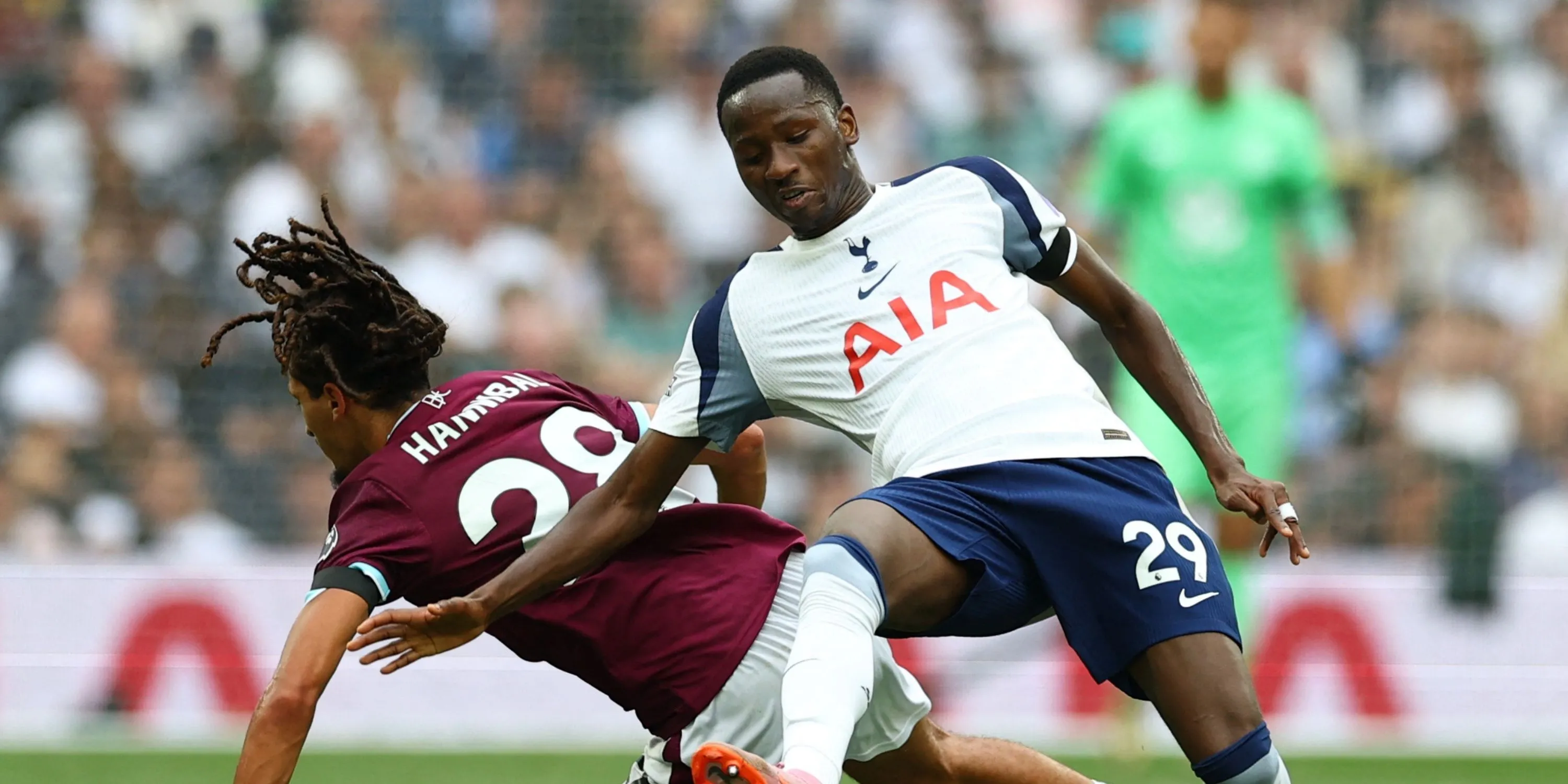 Pape Sarr với áo Tottenham trong trận gặp Burnley