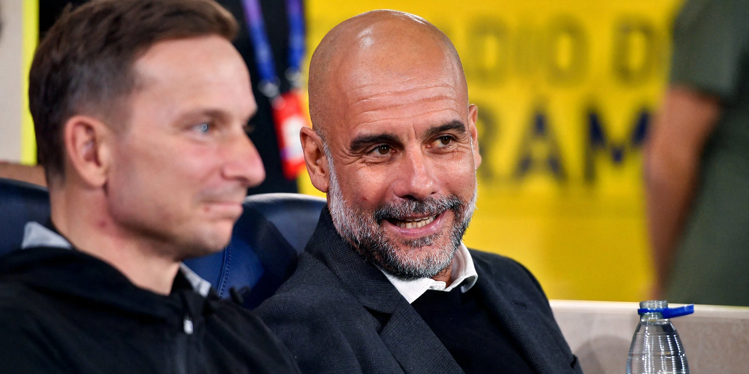 Pep Guardiola trên đường biên — chiến lược gia Man City chỉ đạo trận đấu