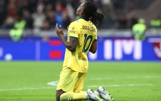 Rafael Leao cầm bóng tấn công cho AC Milan, mũi nhọn đe dọa hàng thủ đối phương.