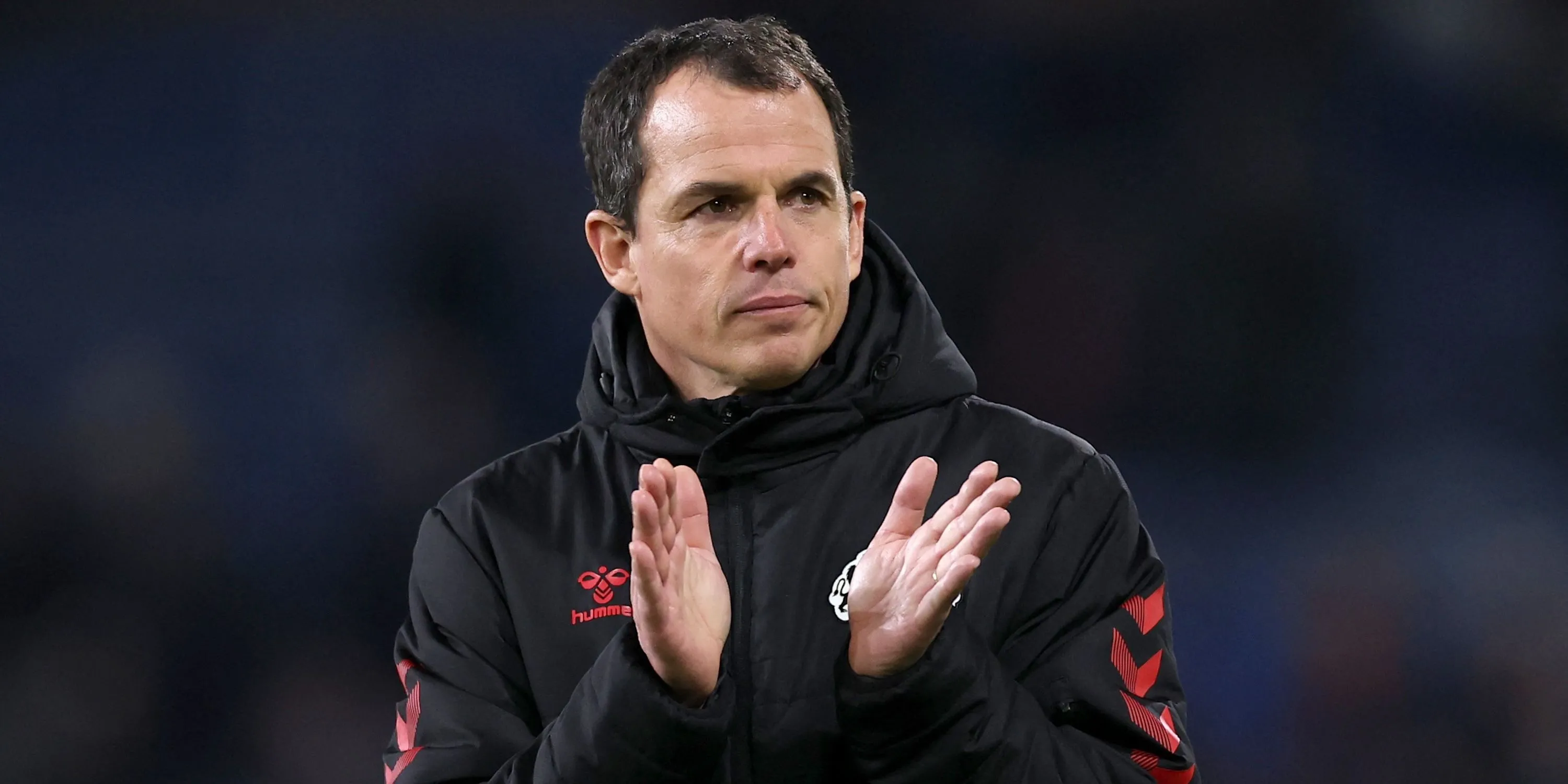 Regis Le Bris vỗ tay cảm ơn CĐV Sunderland sau trận đấu