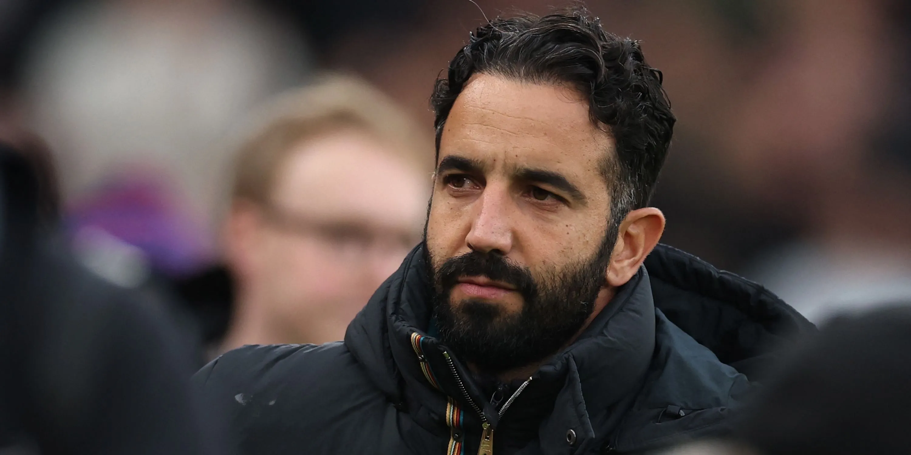Ruben Amorim quan sát buổi tập, thể hiện sự chú ý đến tài năng trẻ của Man United