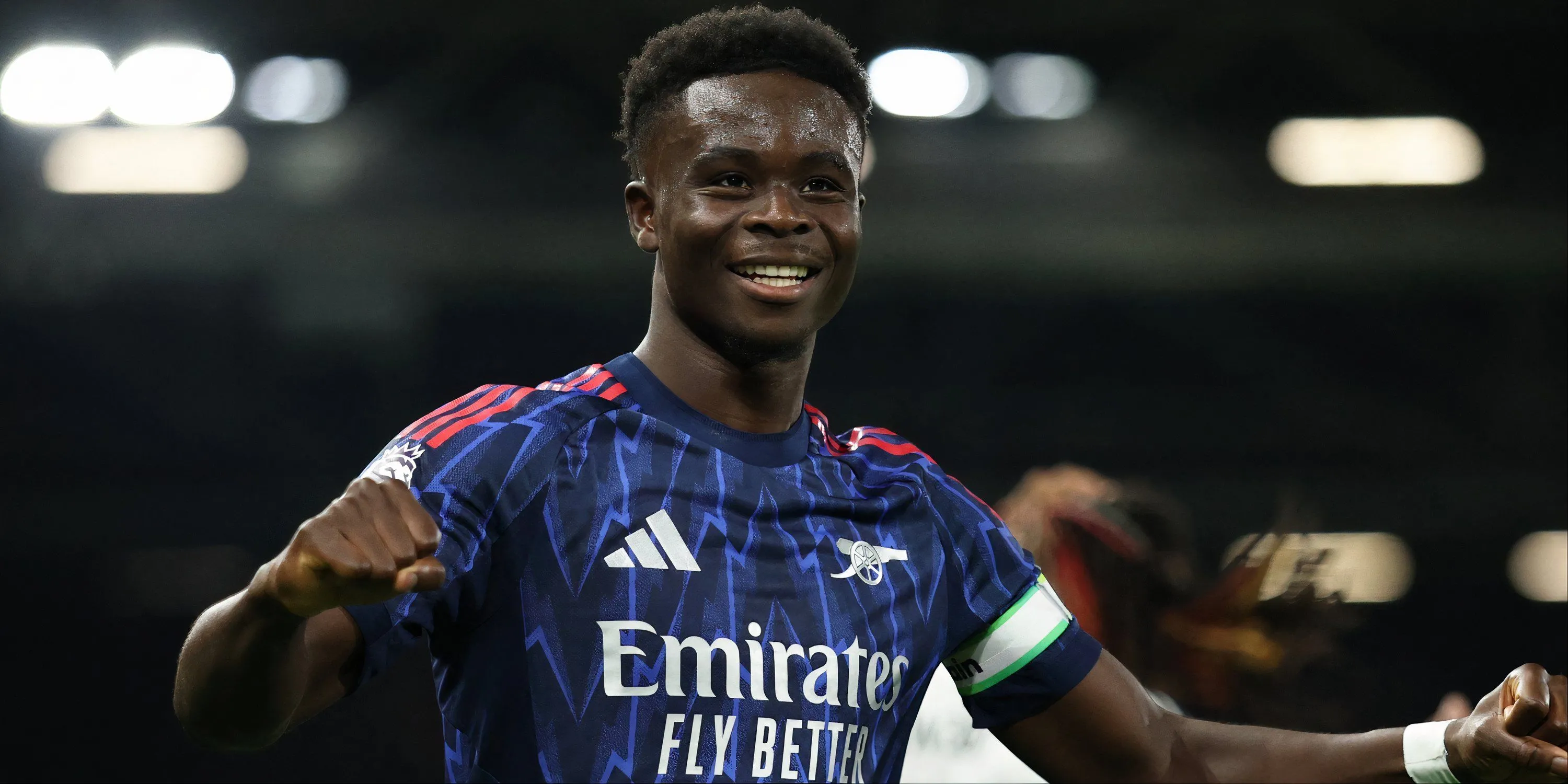 Saka rê bóng và tấn công bên cánh phải cho Arsenal