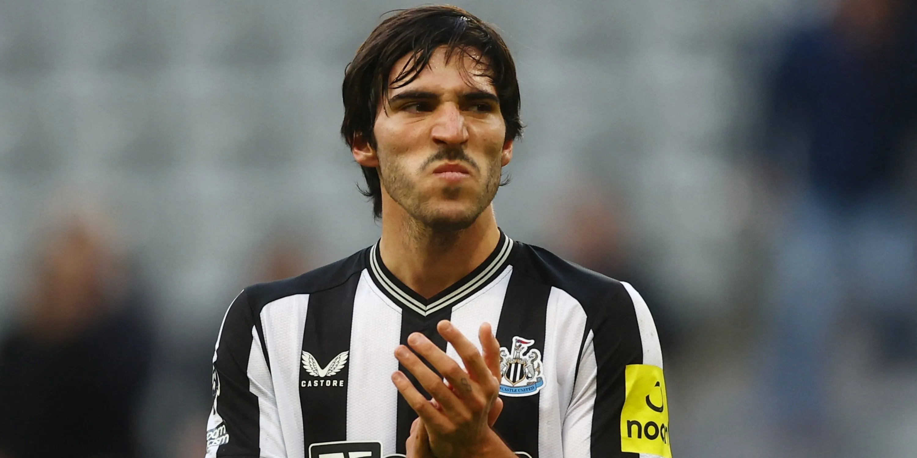 Sandro Tonali quan sát buổi tập Newcastle trước trận với Benfica, dấu hỏi về thể trạng