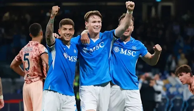 Scott McTominay đóng vai trò then chốt ở tuyến giữa Napoli, kết hợp quét bóng và xâm nhập vòng cấm