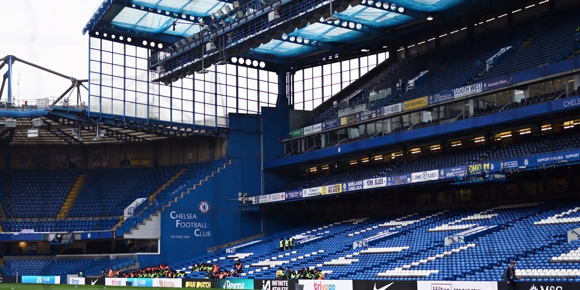 Stamford Bridge, sân nhà của Chelsea với ánh đèn và khán giả trên khán đài