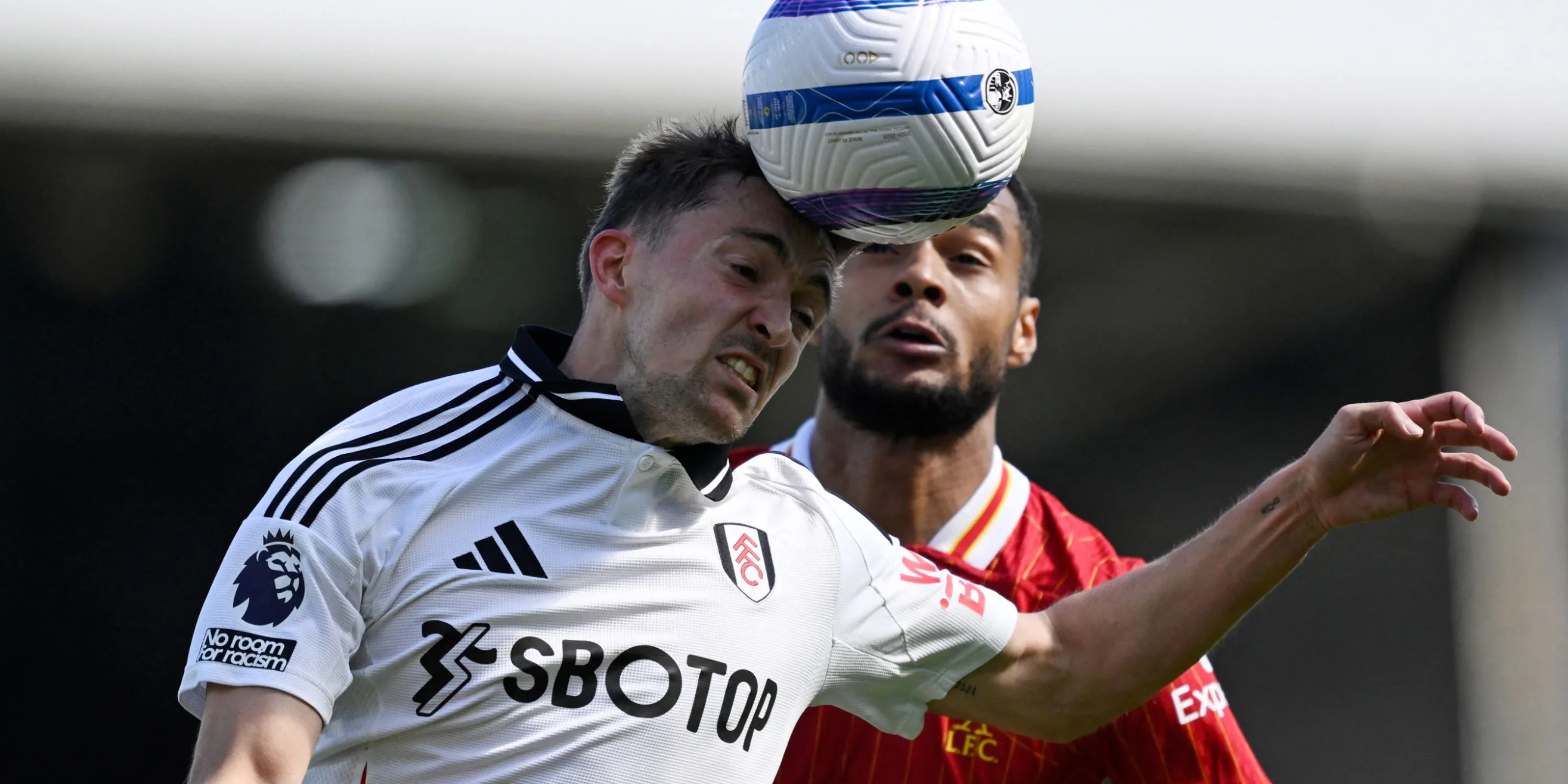 Timothy Castagne của Fulham trong tình huống tranh chấp với Cody Gakpo tại Craven Cottage