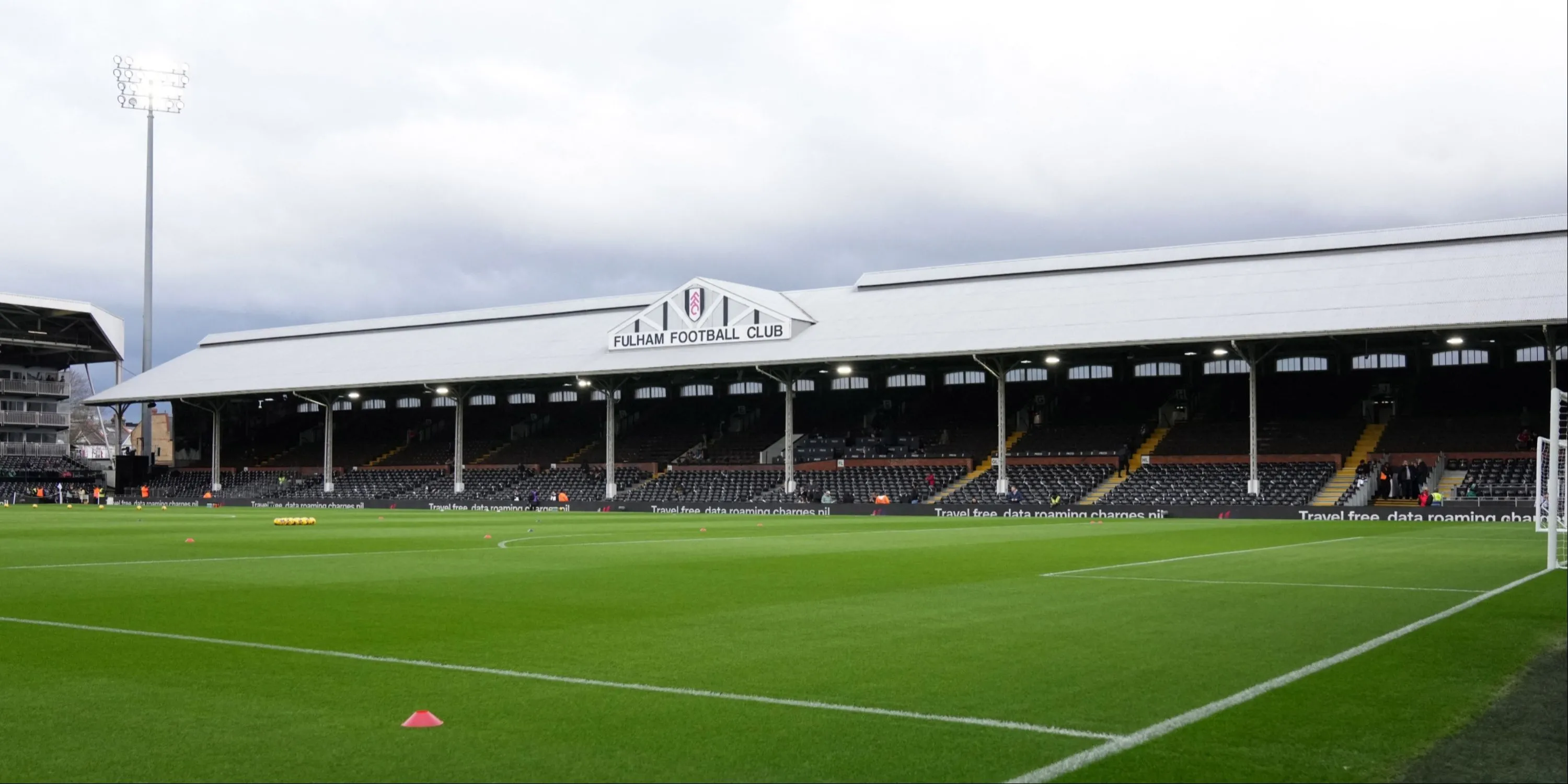Toàn cảnh Craven Cottage, khán đài bên sông và không gian cổ điển của sân