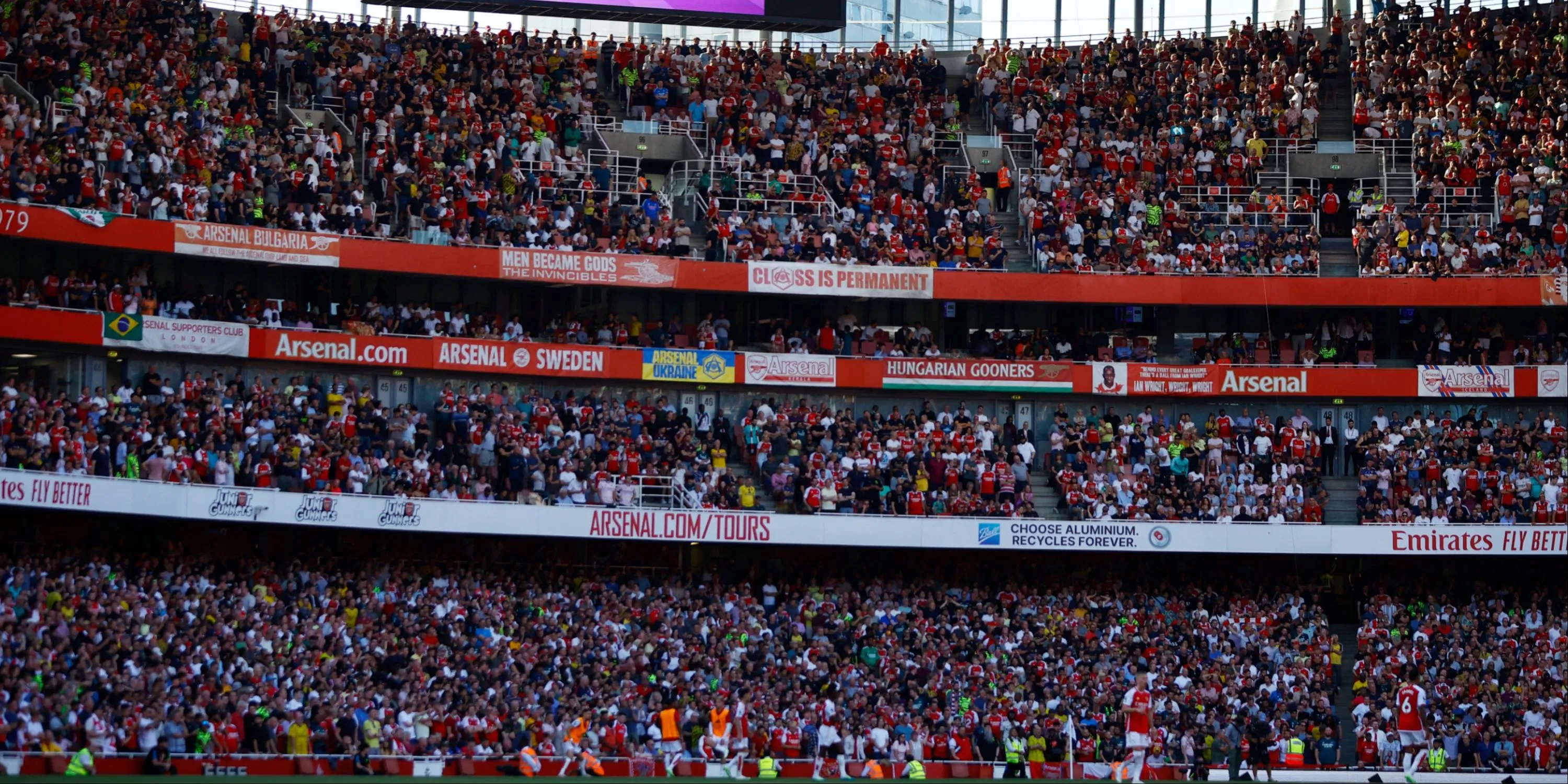 Toàn cảnh Emirates Stadium, hàng khán giả và băng ghế dự bị của Arsenal