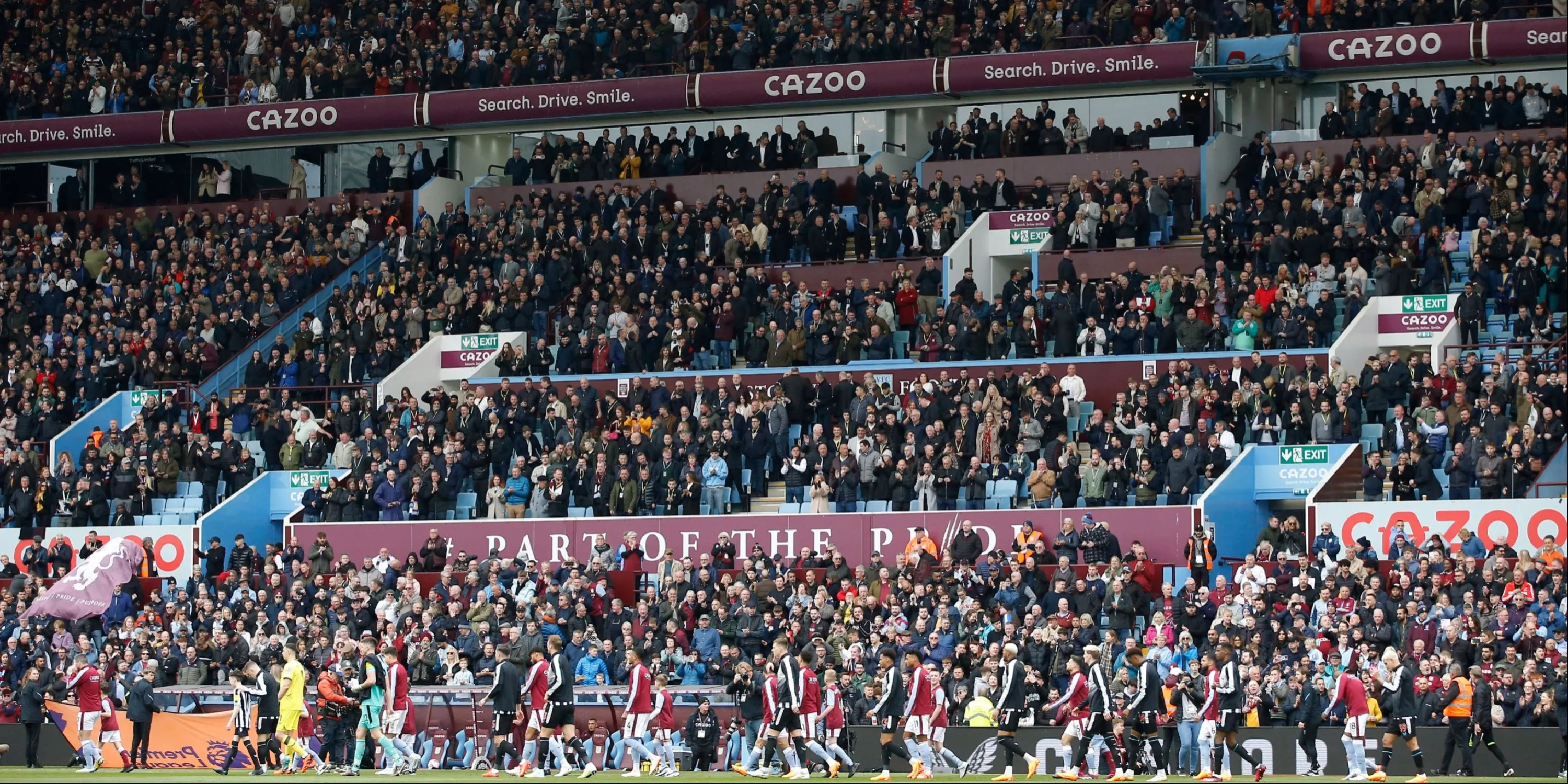 Toàn cảnh Villa Park, nhìn từ khán đài với biển quảng cáo xung quanh