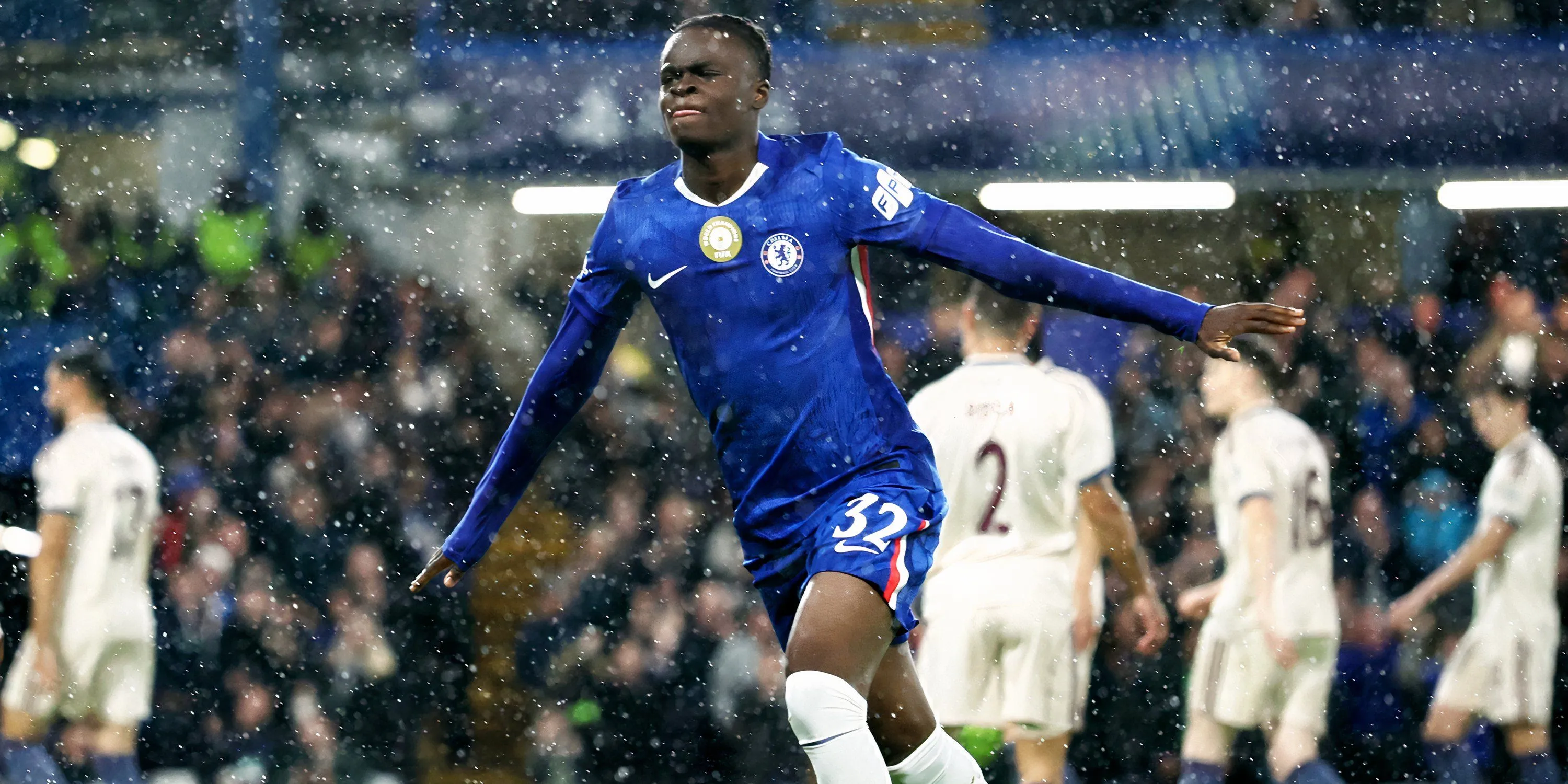 Tyrique George ăn mừng bàn thắng cho Chelsea, tiền đạo trẻ tấn công trung tâm được tin dùng ở Champions League