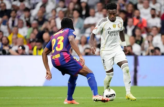 Vinicius khuấy đảo hàng thủ Barca trong hiệp một, tạo áp lực liên tục cho cánh trái đối phương
