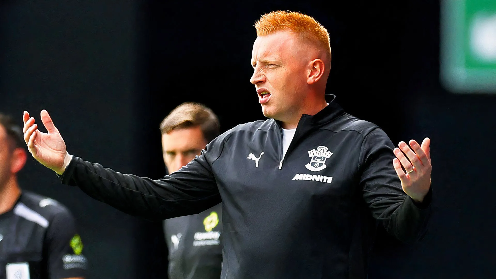 Will Still trong màu áo Southampton và biểu tượng trách nhiệm trước áp lực từ người hâm mộ và ban lãnh đạo