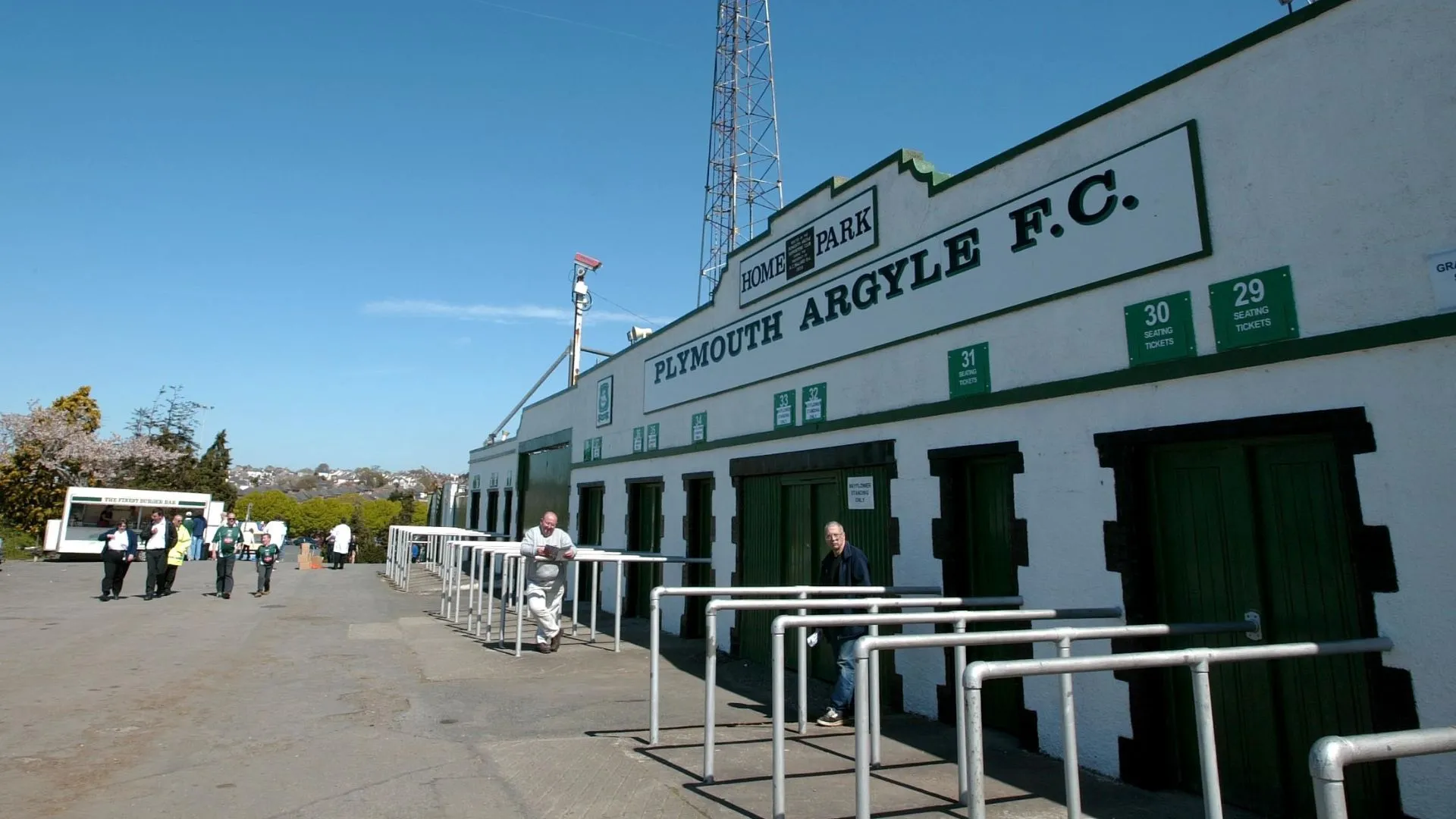 Cổng vào sân vận động Home Park, nơi Derek Adams đã thực hiện những phép mầu cầu thủ