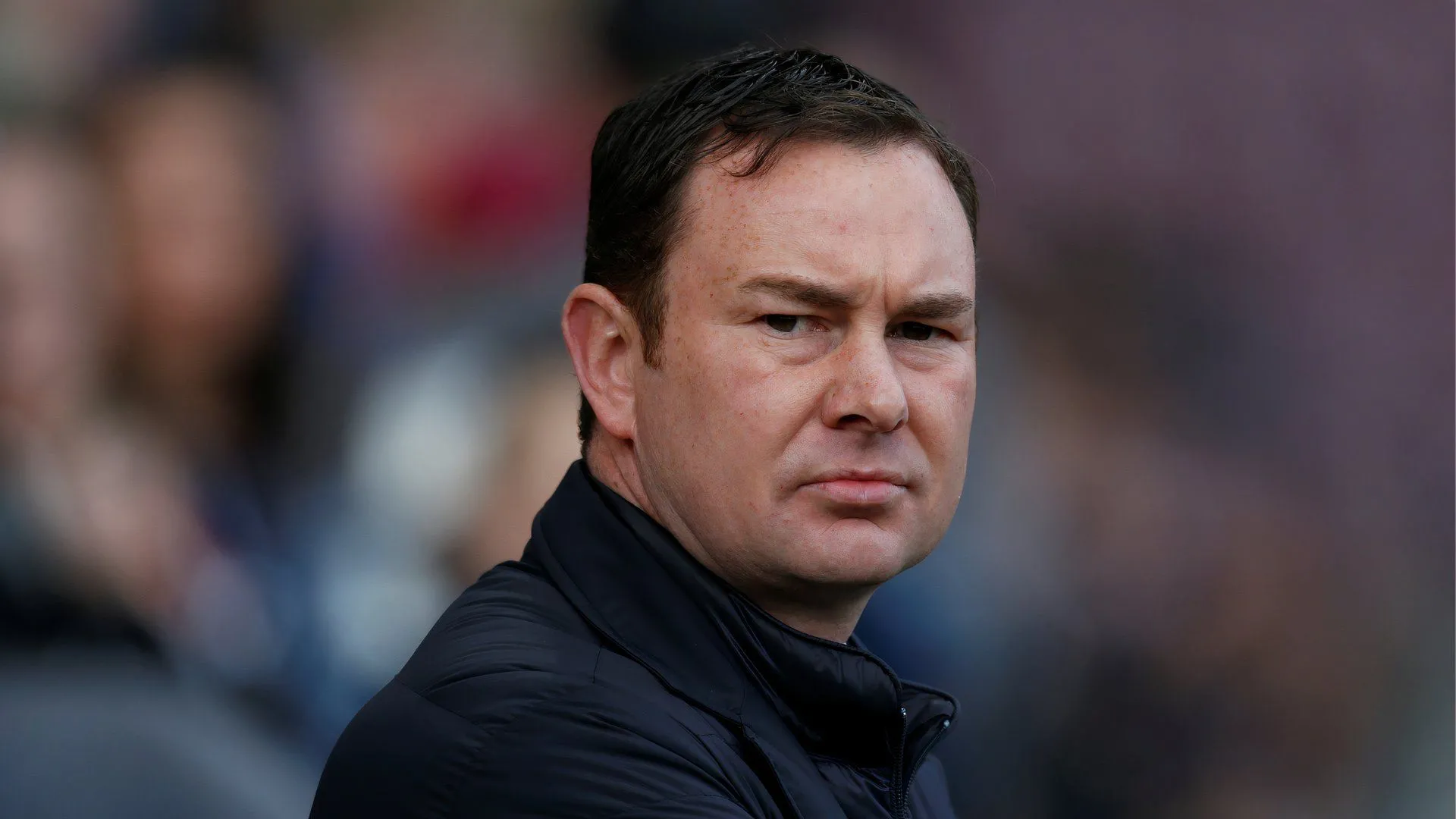 Derek Adams chỉ đạo đội bóng Bradford City trong một trận đấu trên sân