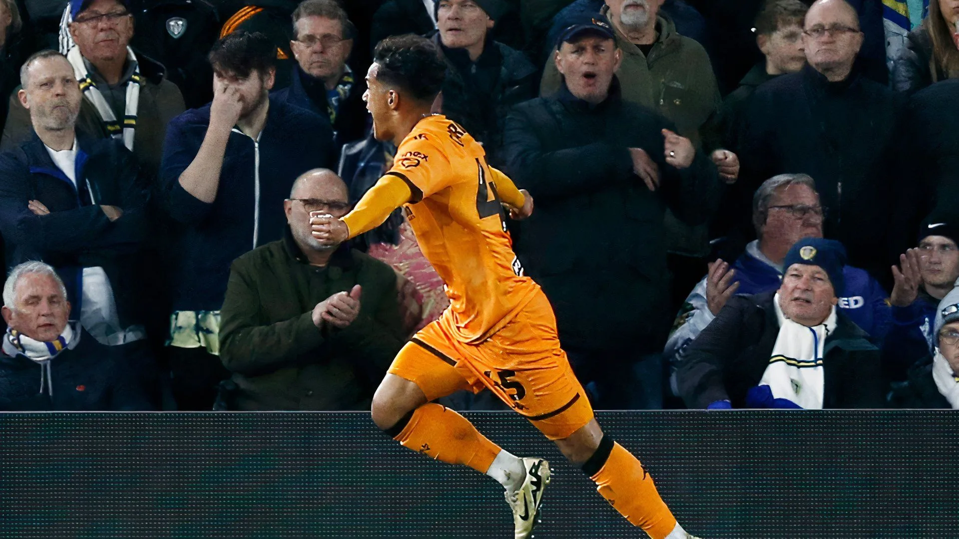 Fabio Carvalho ghi bàn cho Hull City trong trận gặp Leeds United