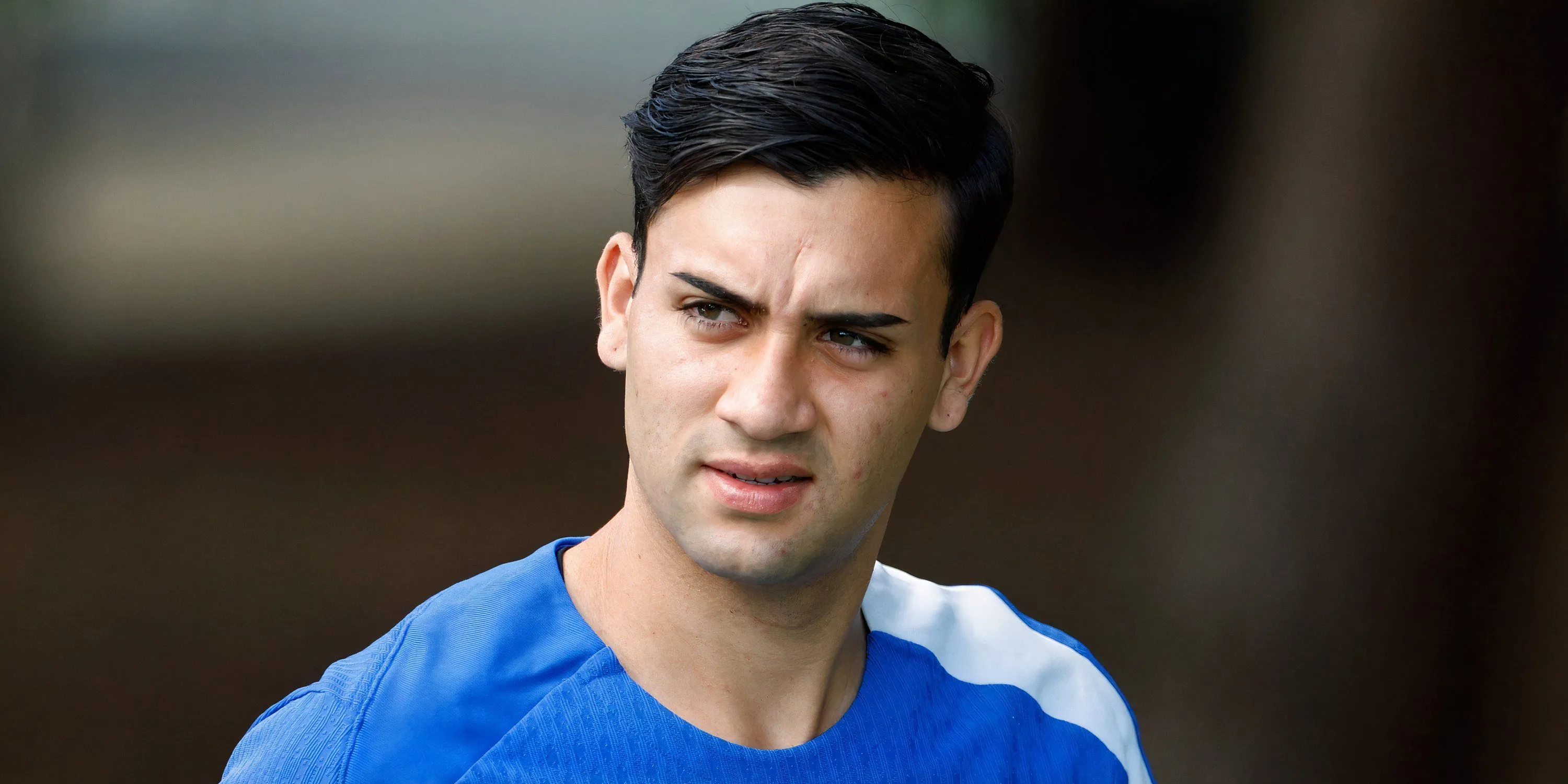 Facundo Buonanotte tranh bóng với cầu thủ đối phương trong trận đấu gần đây