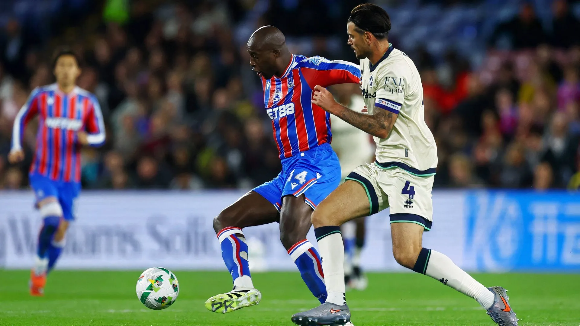 Hậu vệ Tristan Crama của Millwall trong trận đấu với Crystal Palace