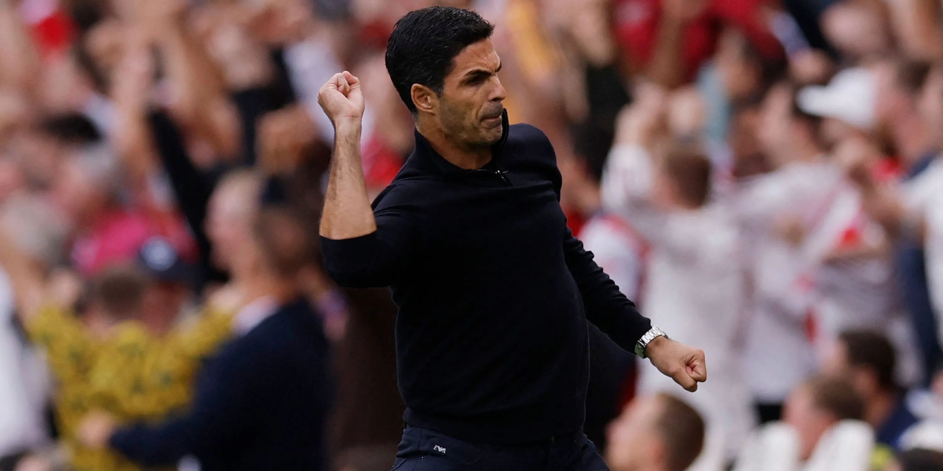 Huấn luyện viên Arsenal Mikel Arteta ăn mừng sau khi Bukayo Saka ghi bàn thắng thứ hai