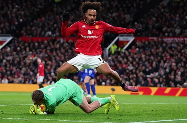 Joshua Zirkzee tranh chấp với Tarkowski