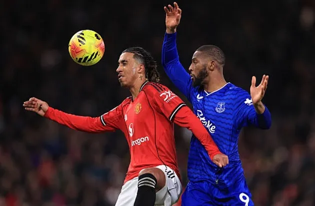 Leny Yoro thiếu quyết đoán ở tình huống dẫn đến bàn thua