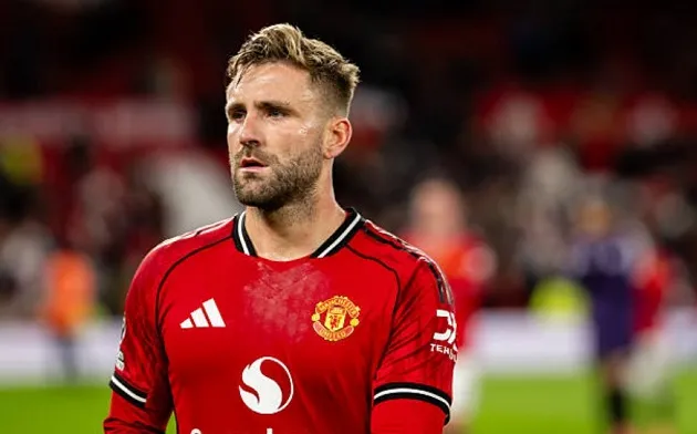 Luke Shaw nỗ lực truy cản đối thủ