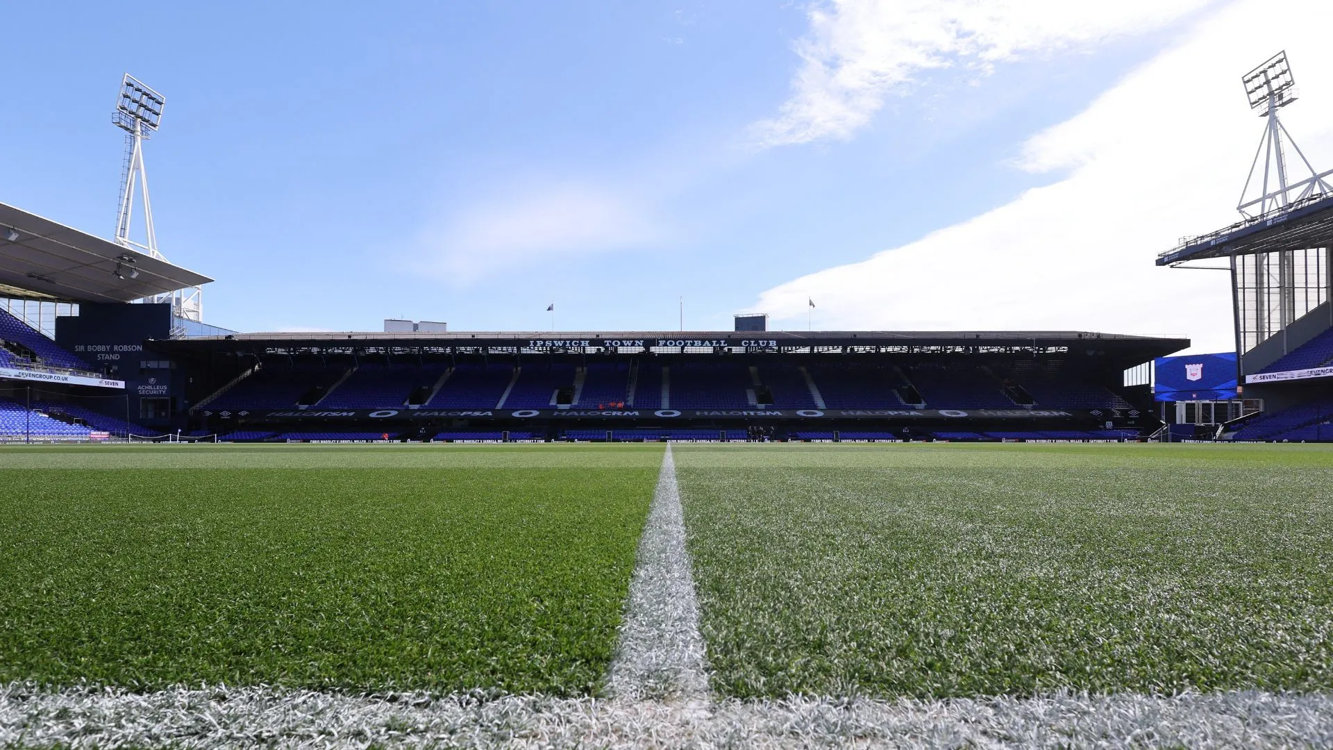 Sân vận động Portman Road với đầy đủ khán giả cổ vũ cho Ipswich Town