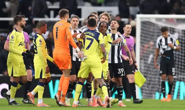 Cầu thủ Newcastle nổi giận với tình huống ăn mừng khiêu khích của Romero.